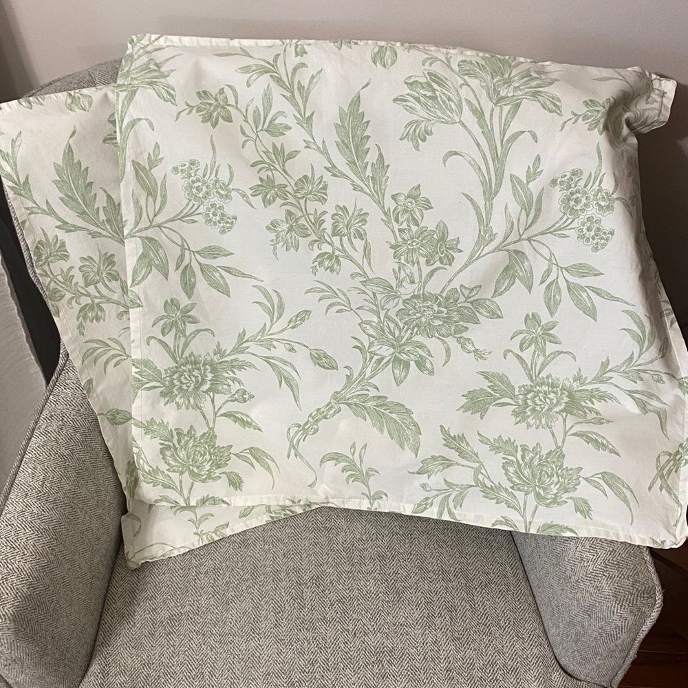 Laura Ashley Pillow Shams (2) 24” x 22” VGC